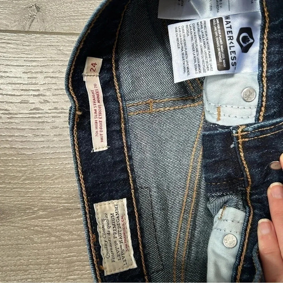 ☀️ Summer blowout ☀️LEVI’S high waisted slim straight leg  jeans! NWOT - Picture 2 of 4